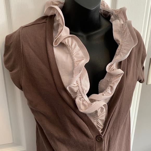 Tops - 🎉 5$ add-on New York and Company ruffle Button